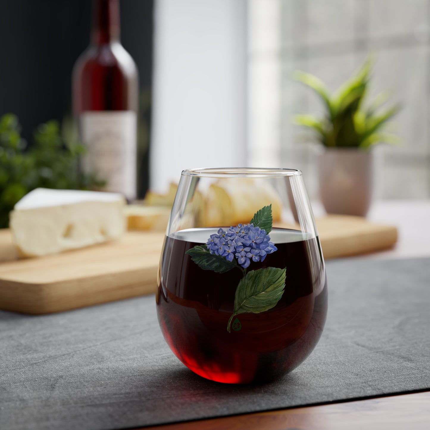 Botanical Hydrangea Stemless Wine Glass